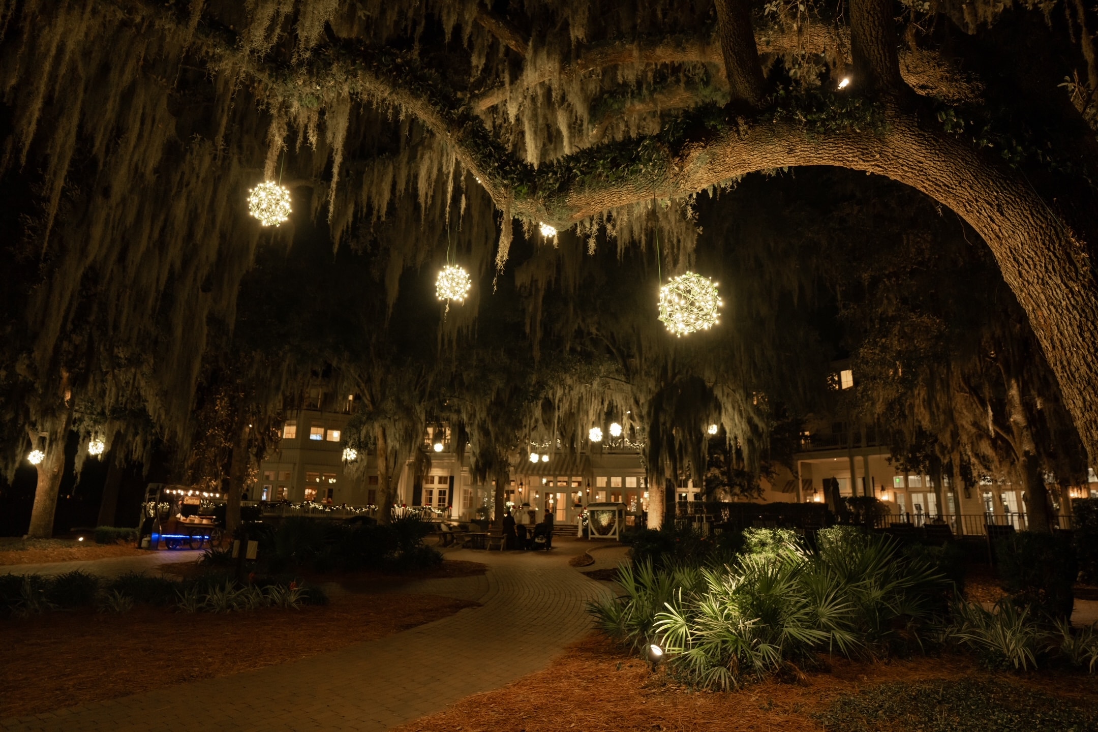 Holiday lighting with decorative light balls