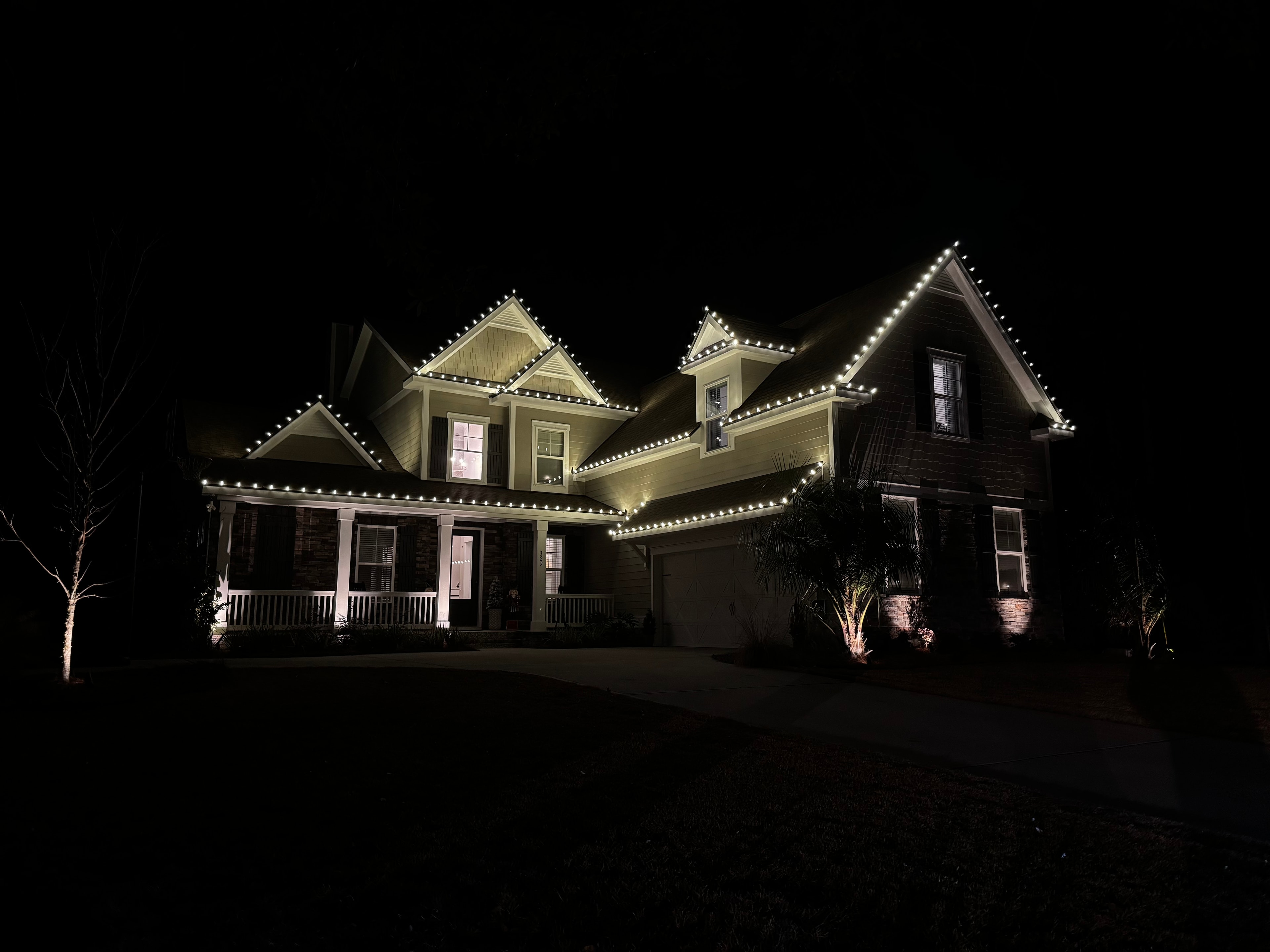 Holiday roofline lighting installation