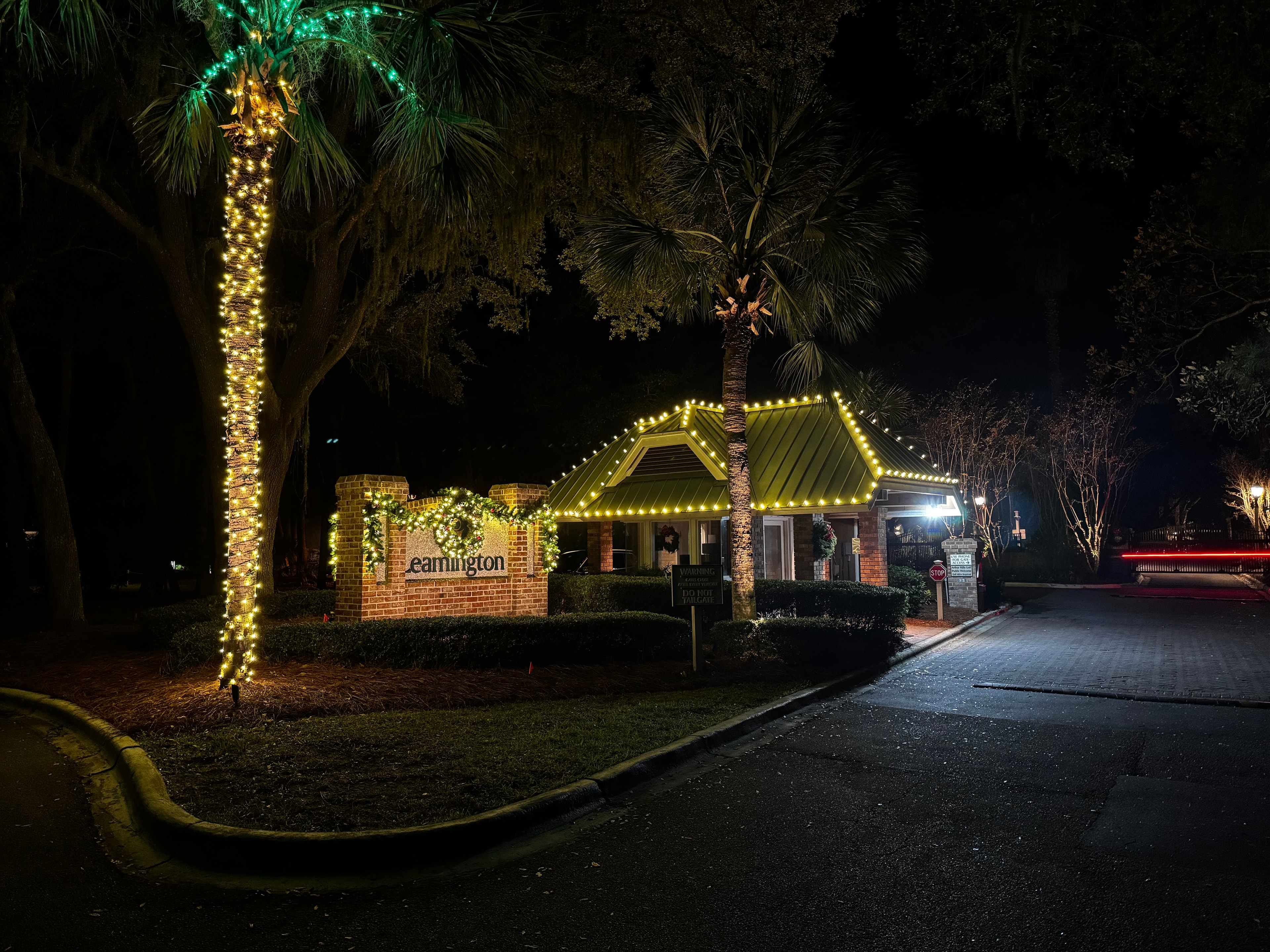 Leamington holiday lighting installation